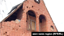 Жителі Нікополя постійно вимушені забивати фанерою вікна свої домівок