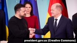 Президент України Володимир Зеленський та канцлер Німеччини Олаф Шольц (праворуч) під час церемонії підписання угоди про безпекову співпрацю та довгострокову підтримку між Україною та Німеччиною, Берлін, 16 лютого 2024 року