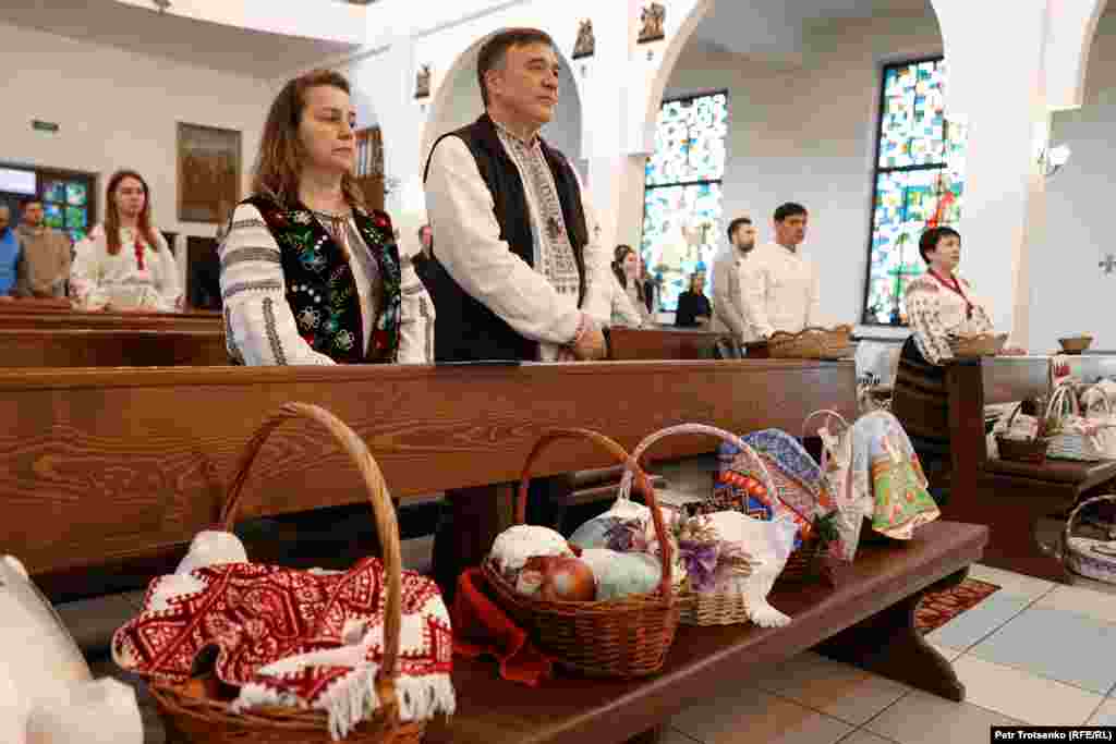 На пасхальную службу многие прихожане принесли куличи, яйца, сало, кагор и другие продукты, которые церковь допускает к освящению