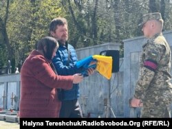 Під час поховання передають рідним прапор