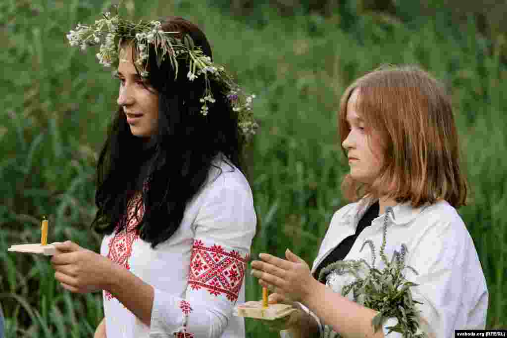 Девушки&nbsp; на берегу реки&nbsp;