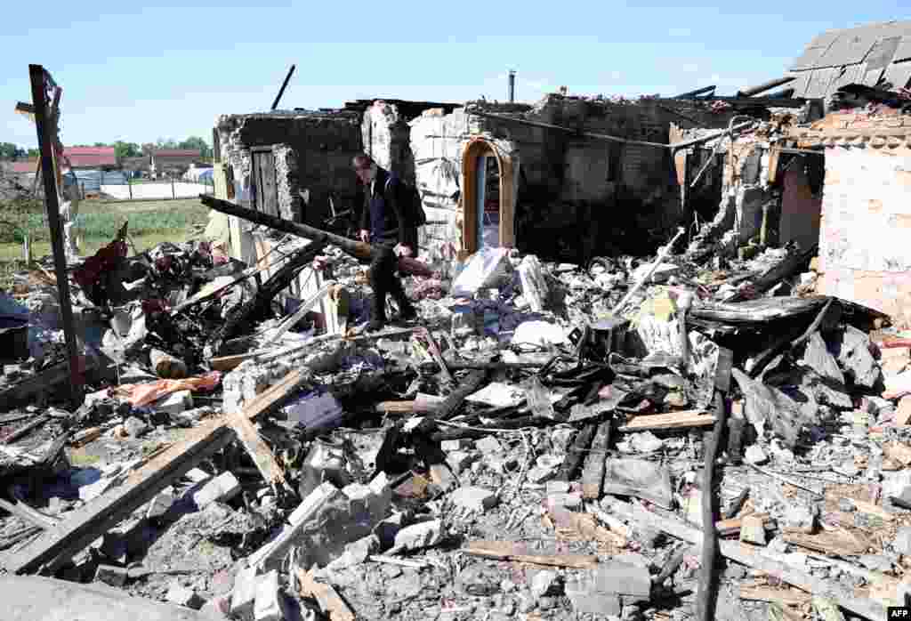  ویرانه&zwnj;های یک خانۀ روستایی در منطقۀ کی&zwnj;یف بر اثر حملات موشکی روسیه، ۱۹ اردیبهشت 