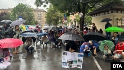 Протестиращите пред сградата на МВР в София запазиха минута мълчание в памет на 15-годишното момче, убито от пиян шофьор в събота вечерта.