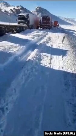 Нарын - Торугарт унаа жолунда ондогон оор жүк ташуучу унаалар өтө албай турат. Жааган калың кар жол каттамын токтоткон.