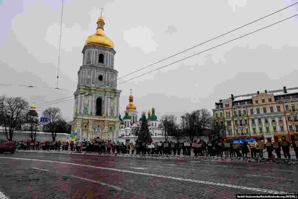 За словами учасників, &laquo;живий ланцюг&raquo; створюють, щоб якомога більше людей побачили цю акцію та усвідомили біль українських родин, чиї близькі перебувають у полоні