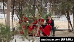 Okuwçy gyzlar. Türkmenistan (illýustrasiýa suraty) 