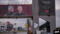 Гігантський банер із зображенням колишнього президента Косова Хашима Тачі та колишнього спікера парламенту Кадрі Веселі у Приштині, 3 квітня 2023 року