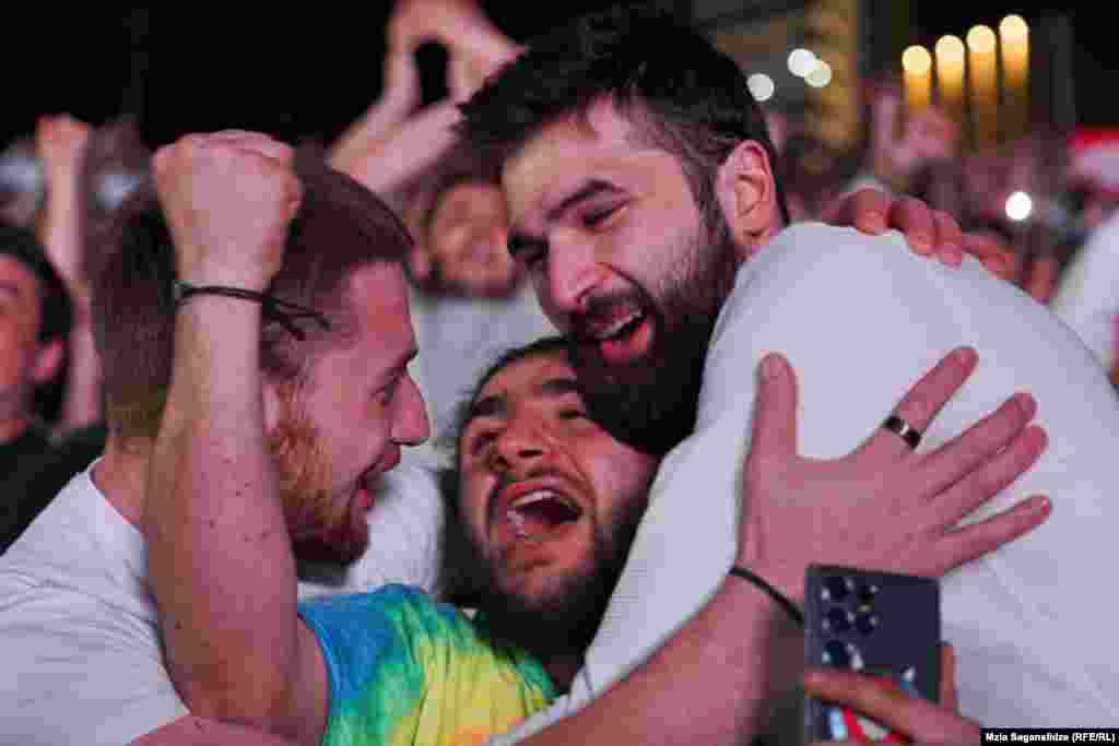 Празднование продолжилось как в Гельзенкирхене, так и на улицах грузинских городов