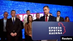 Мирослав Алексич із «Сербії проти насильства» закликав анулювати результати голосування в столиці, Белграді, звинувативши SNS у «залученні людей ззовні» для голосування