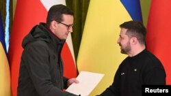 Польский премьер передаёт Зеленскому документацию по "Леопардам", Киев 24 февраля 2023 года 