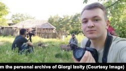 Георгий Изойты во время съемок в осетинском селе