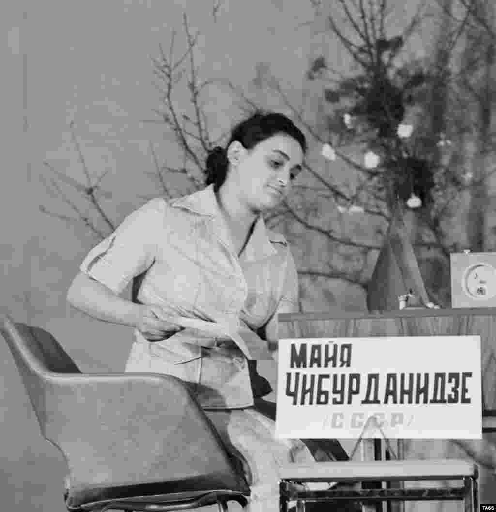 17-летняя Майя Чибурданидзе выиграла у Ноны Гаприндашвили, которая доминировала в женских шахматах с 1962 года, и стала 6-й чемпионкой мира.