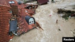 Внаслідок повеней у Словенії, що почалися минулого тижня через сильні дощі, за останніми даними, загинули щонайменше шестеро людей