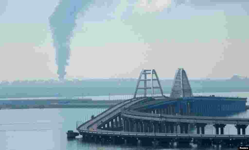 Над нафтобазою в селищі Волна в Краснодарському краї Росії підіймається дим, вид з Криму, 3 травня 2023 року