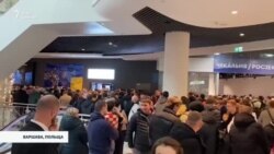 Черги до паспортних сервісів України: що кажуть українці за кордоном