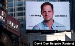 Банер із закликом звільнити журналіста Wall Street Journal Евана Гершковича, якого влада Росії утримує у в'язниці. Нью-Йорк, США, 29 березня 2024 року