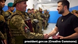 Президент Украины Владимир Зеленский во время посещения боевых бригад в Донецкой области, 4 сентября 2023 года