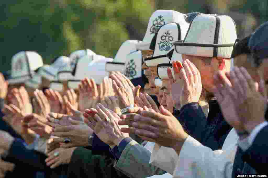 Мужчины на молитве в столице Кыргызстана&nbsp;