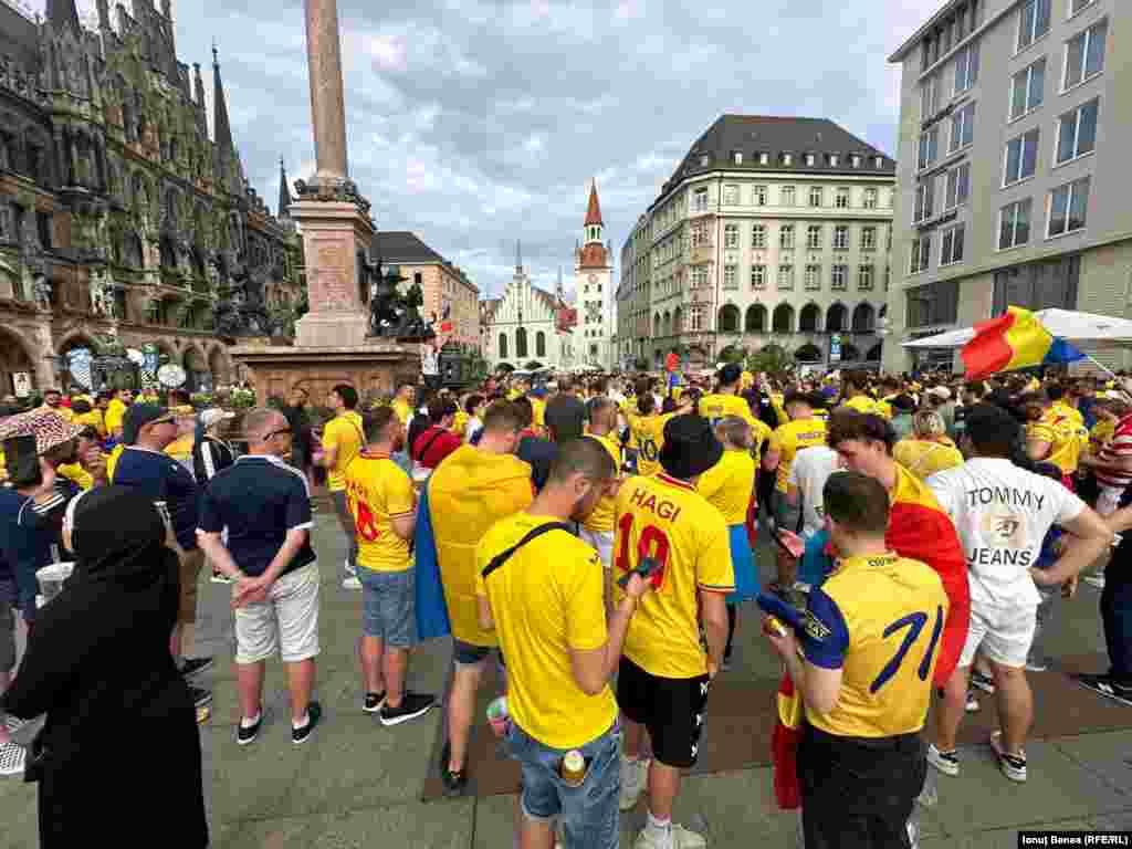 Suporteri ei echipei de fotbal a României, la Marienplaz, Munchen, 17 iunie 2024, după meciul România-Ucraina (Campionatul European de Fotbal 2024).