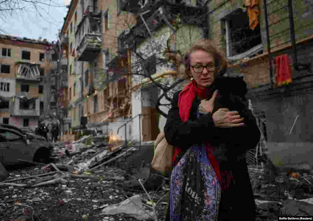 Кыйраган үйүнүн жанында машыгын кучактап турган аял. Харьков шаары. 2-январь, 2024-жыл.&nbsp;