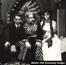 فخری خوروش همراه محمدعلی کشاورز و جعفر والی در نمایش «خان و پسرش» نوشته ماکسیم گورکی، اجرا در سال ۱۳۴۰