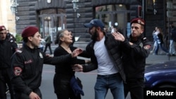 Ոստիկանները բերման են ենթարկում փողոցը փակել փորձող քաղաքացուն, 13-ը մայիսի, 2024թ․