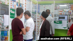 Illýustrasiýa suraty. Aşgabatda bir dermanhana. Maý, 2023 ý.