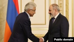 Baş nazir Nikol Paşinyan və KTMT-nin baş katibi İmanqali Tasmaqambetov  (Arxiv fotosu)