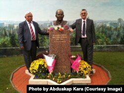 Зерттеуші Әбдіуақап Қара (оң жақта) Мұстафа Шоқай саябағындағы қайраткер мүсіні қасында тұр. Ножан қалашығы, Париж. Әбдіуақап Қараның жеке сайтындағы фото.