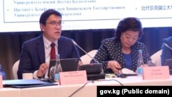 Министрлер кабинетинин төрагасынын орун басары Эдил Байсалов жана Кытайдын Кыргызстандагы элчиси Ду Дэвэнь Бишкектеги жыйында. 11-октябрь, 2023-жыл.  Өкмөттүн сайтынан алынган сүрөт. 