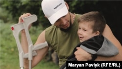 Військовослужбовець Володимир Малихін втратив ногу на фронті. Разом із сином і дружино він вперше на милицях піднявся у гори