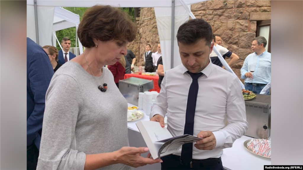 Інна Кузнецова передає президентові України Володимиру Зеленському книгу &laquo;В ізоляції. Есеї про Донбас&raquo; Станіслава Асєєва, який на той час перебував у полоні вже два роки, червень 2019 року