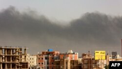 Агентство Reuters з посиланням на Суданський союз лікарів уточнює, що 56 загиблих – лише цивільні особи. Число загиблих військових невідоме