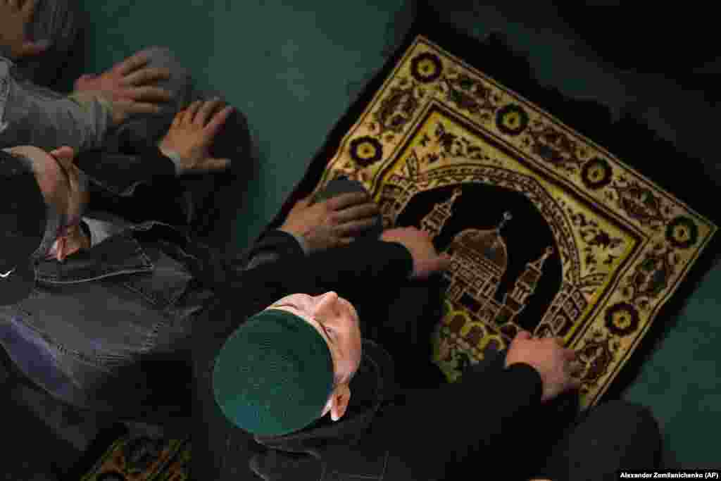 Утренние молитвы в Соборной мечети Москвы, крупнейшей в Европе. Сотни тысяч мусульман на улицах Москвы и других российских городов отмечают окончание Рамазана