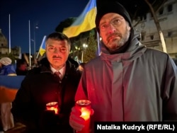 Депутат Андреа Казу (ліворуч) під час вшануванняу Римі жертв Голодомору