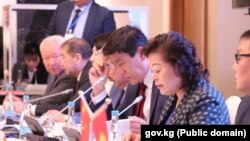 Министрлер кабинетинин төрагасынын орун басары Эдил Байсалов жана Кытайдын Кыргызстандагы элчиси Ду Дэвэндин катышуусунда Бишкекте өткөн жыйын. 11-октябрь, 2023-жыл. Өкмөттүн сайтынан алынган сүрөт.