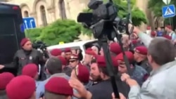 Հրմշտոց, քաշքշոց․ ոստիկանները բերման են ենթարկում ակցիայի մասնակիցներին