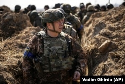 Тодішній командувач Сухопутних військ ЗСУ Олександр Сирський під час відвідин передових позицій північніше від Києва, 29 березня 2022 року