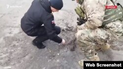 Вирва від прильоту, як підтвердили Радіо Донбас Реалії військові, не схожа на застосування РСЗВ чи артилерії калібру 155 мм