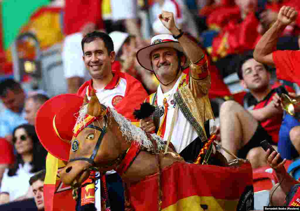 Испанские фанаты ждут начала матча группы &nbsp;&laquo;B&raquo; &nbsp;с Албанией на &laquo;Дюссельдорф Арене&raquo;, 24 июня. Ферран Торрес забил единственный гол в игре, Испания одержала третью победу &nbsp;