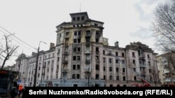 21-nji martda Kiýewiň dürli ýerlerine, şol sanda Şewçenkiwskiý etrabyna atylan rus raketalary ençeme desga zeper ýetirdi.