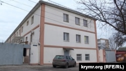 Головний вхід Херсонського ізолятора тимчасового тримання, де окупанти катували містян, як встановили силовики