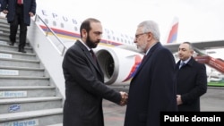 Главу МИД Армении Арарата Мирзояна встречает спецпредставитель Турции Сердар Кылыч