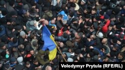 Зіткнення між учасниками проукраїнського мітингу, серед яких багато кримських татар, і проросійськими бойовиками. Біля Верховної Ради Автономної Республіки Крим. Сімферополь, 26 лютого 2014 року
