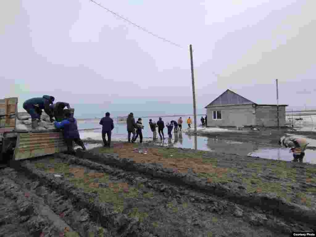 Казакъстанның Уральски шәһәре янында Чаган елгасы ташу