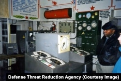 Член американской инспекционной группы внутри советского ядерного оружейного объекта в Украине в 1990-х