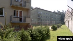 Роми могли вільно покинути будівлю, в якій їх розмістили, однак деяким з них вона нагадувала в'язницю