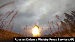 Россия проводит испытания межконтинентальной баллистической ракеты «Ярс» в рамках ядерных учений с космодрома в Плесецке на северо-западе России в 2022 году 