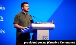 Президент України Володимир Зеленський пі час виступу в Сінгапурі на Азійському саміті з питань безпеки «Діалог Шангрі-Ла», 2 червня 2024 року. Саме там Зеленський звинуватив Китай в підіграванні Росії і спробах зриву саміту миру в Швейцарії