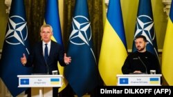 Як додають в ОП, Володимир Зеленський (праворуч) і Єнс Столтенберґ також обговорили гарантії безпеки для України